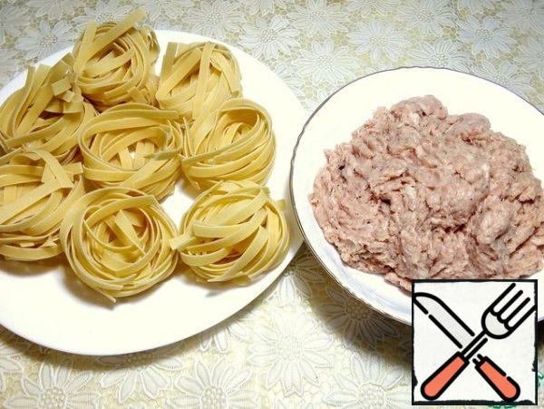 Take raw pasta nests. Twist the meat with onions and garlic, add spices and seasonings: ground coriander, salt, pepper mixture, mix, add a spoonful or two of sour cream, see the thickness of the minced meat. You can take any meat according to your preferences, as well as add your favorite spices.
