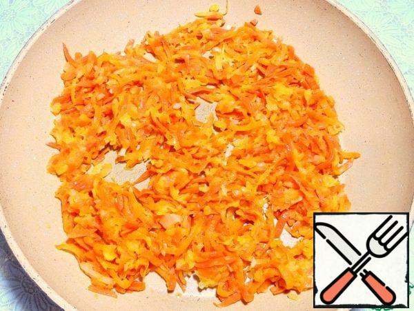 In a deep frying pan or skillet, fry the finely chopped onions and carrots.