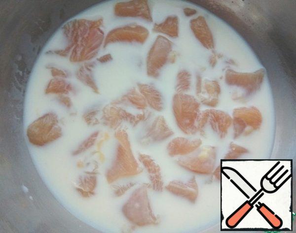 Wash the chicken fillet and cut it into pieces.
Pour in the milk and leave to marinate for 1 hour.