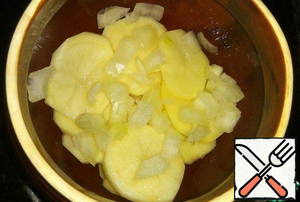 Put the sliced onion on the potatoes.
You can pre-fry the onion, it will be fragrant.