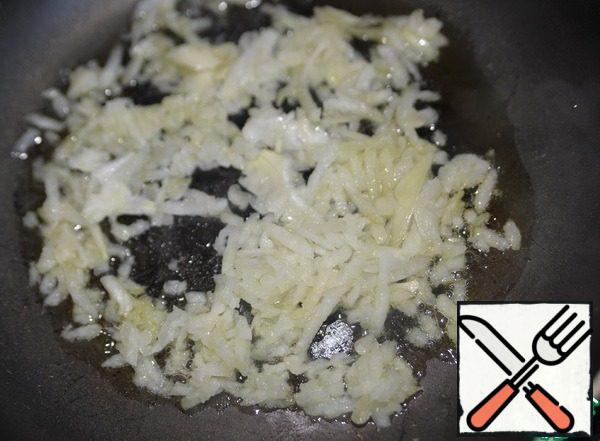 Fry the onion in vegetable oil until transparent.
