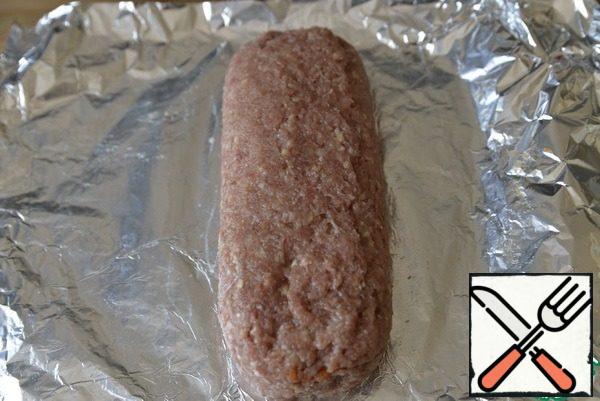 Turn the minced meat into a roll, pinch the edges.