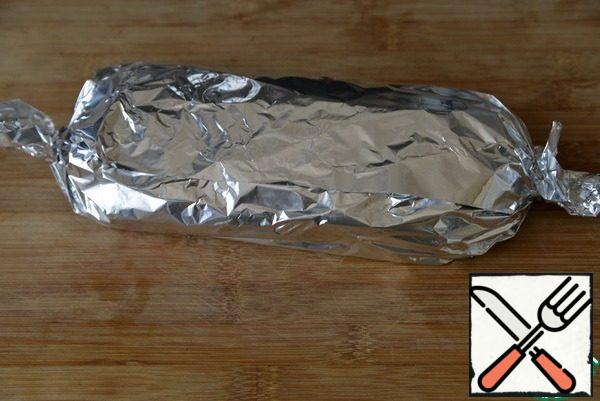 Wrap the foil "candy". Put it on a baking sheet, put it in a preheated 200 degree oven, and bake for 40 minutes.