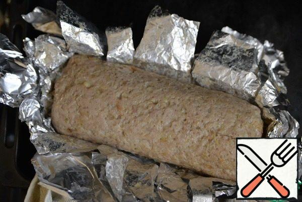 Next, break the top of the foil. Put the pan on the top position, at the maximum temperature, well, if you have a grill. Bake the roll until browned about 15 minutes. We give the finished roll a" rest " for 10 minutes and serve it.