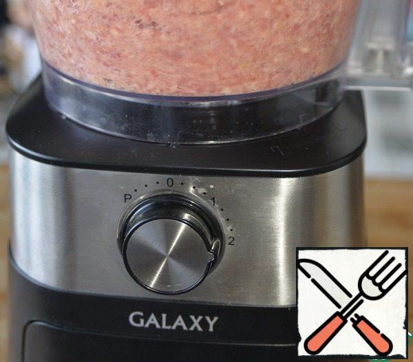 Start grinding at 1 speed, then go to 2. In less than a minute, the minced meat is ready.