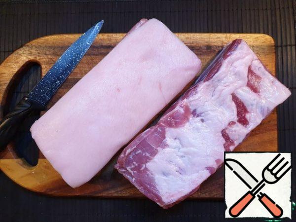 Take lean pork ribs. Wash, dry them and remove the skin.