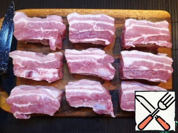 Cut the ribs into portions.
