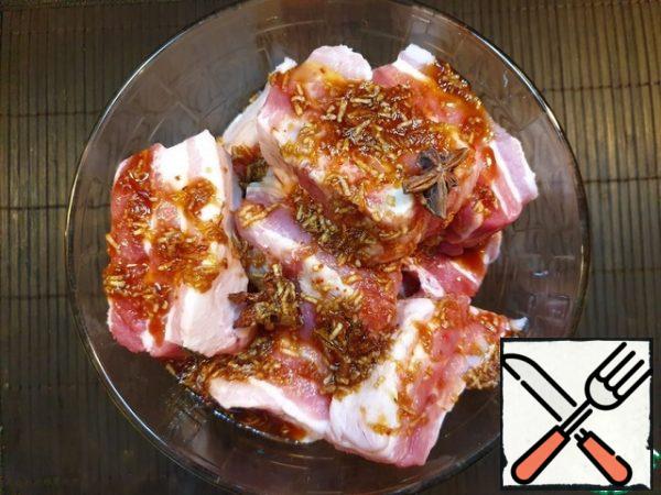 Set aside 3 tablespoons of marinade, you will need them later.
Put the ribs in a bowl, pour in the marinade and mix well.
It is better to leave the ribs to marinate overnight, but if there is no time, you can cook now.
