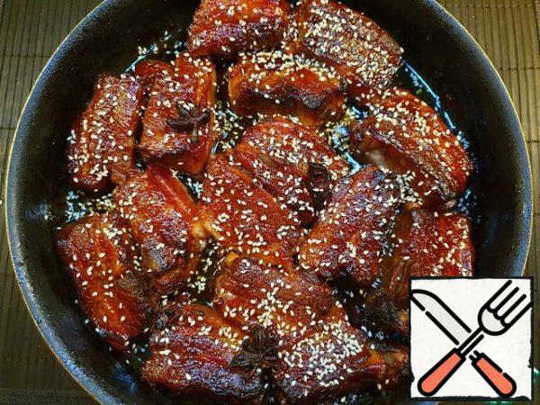 It remains to sprinkle the ribs with sesame seeds and can be served.
