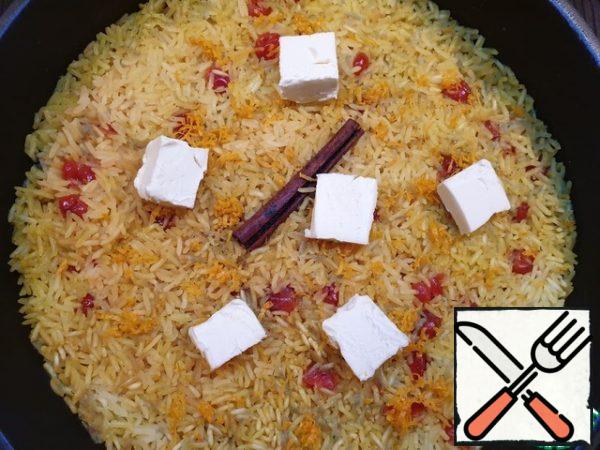 All the liquid was absorbed into the rice.
Spread the butter and orange zest, cover again.
The oil will quickly melt on hot rice. Now you can mix the rice and serve it as a separate dish or side dish.