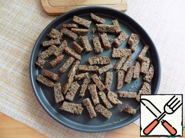 We spread it on a baking sheet or, as I do, on a non-stick form. Place in a preheated t-200c oven for 5 minutes. Depending on the oven, this may take less time. Make sure that the crackers are not burnt!
