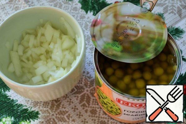 Onion cut into cubes and pour vinegar.
Peel the peas from the brine.
Do not pour out the brine, the site has a great recipe for lean mayonnaise.