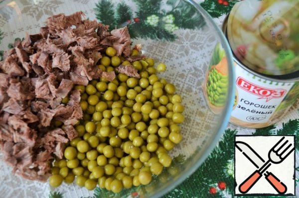 Put the peas in a bowl, cut the meat there.
It is more appropriate to use baked or fried meat, for sure You will be something to cook on new year's days.