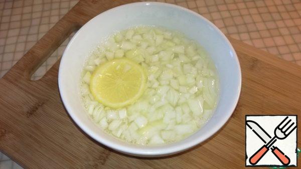 Cut the onion into small cubes. Pour into a bowl, sprinkle with lemon juice and pour boiling water. A slice of lemon is also sent to a bowl. Leave for 10 minutes.