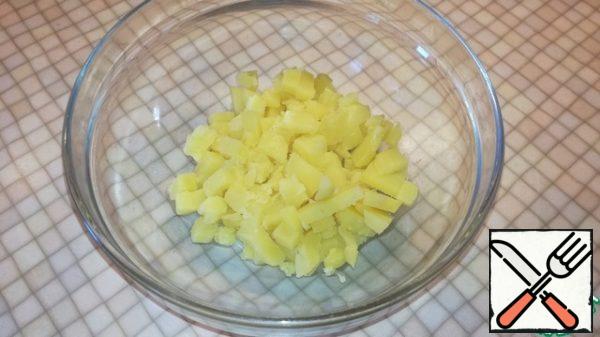 Cut the potatoes into cubes. Pour into a deep bowl.