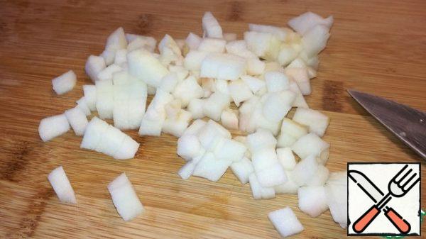 Peel the Apple, remove the core and cut into small cubes. Send in a bowl with potatoes.