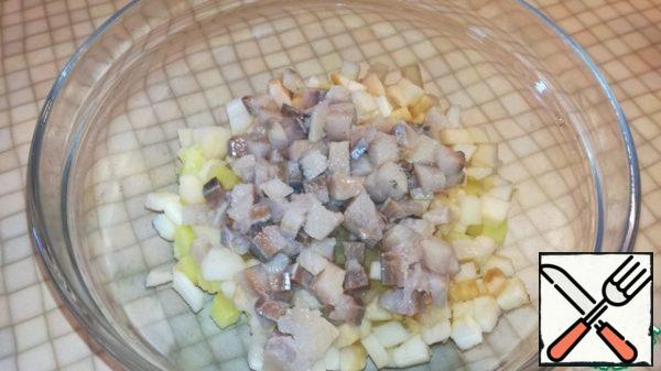 Cut the herring fillet into small cubes. Pour into a bowl with the rest of the ingredients.