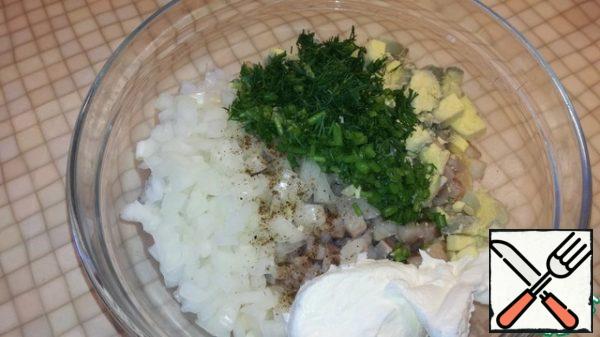 Last of all, add finely chopped dill and sour cream.