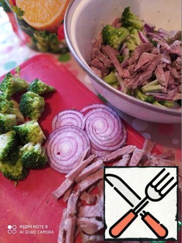 The time is given without taking into account the boiling of beef. Boil the beef and defrost the broccoli (in the package). Beef, red onion-cut, broccoli-scald, then squeeze out the excess water. All combine, season with salt and pepper.