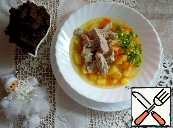 Today I will prepare sharp crackers from Borodino bread for this soup. Perfect match! To serve, cut the boiled pork into pieces and finely chop the green onions. Pour the soup on plates, spread the meat and green onions. Serve it with crackers.