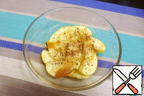 Cut the Apple into thin slices, pour honey, vegetable oil and lemon juice, add ground coriander. Gently mix and send in the microwave for 30 seconds. Apple slices will become elastic, not brittle and will marinate faster.