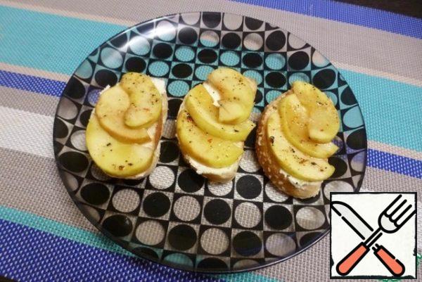 Put slices of spiced Apple on top of the butter.