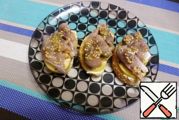 Put the pieces of salted mackerel on the apples and pour mustard sauce over them.
The sandwiches are ready. Enjoy your meal!