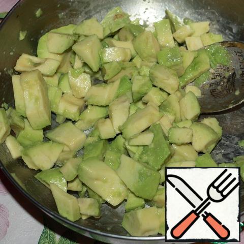 Peel the avocado, cut into cubes and sprinkle with the juice of the remaining quarter of lime.