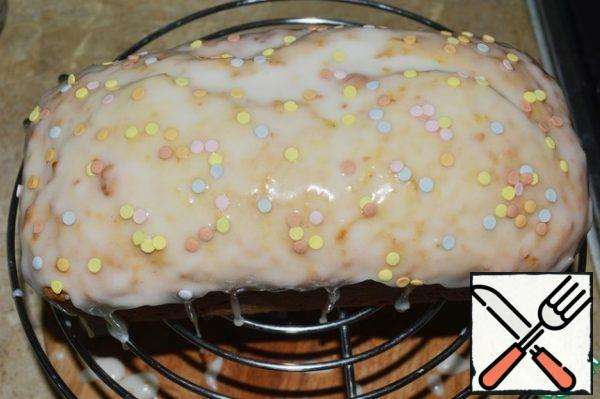 Cover the cooled cake with icing and sprinkle with candy sprinkles in the form of "confetti".