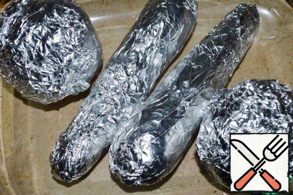 Wrap the washed beets and carrots in foil and bake them in the oven at 180 C until ready. we check the readiness by piercing them with a knife. We take out the finished vegetables and immediately unfold them, let them cool down.
