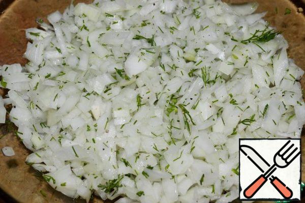 Peel the onion and finely chop it. Add the chopped dill, salt, pepper and sprinkle with rice vinegar. Stir and let the onion marinate.