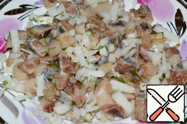 Cut the herring and remove the bones and skin. Cut into small pieces and mix with pickled onions.