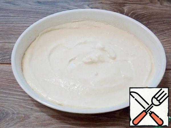 Form, preferably with high sides, lubricate with vegetable oil and sprinkle with semolina. We shift the curd mass into the form and level it. The bowl of the combine is rinsed, it is washed without problems.