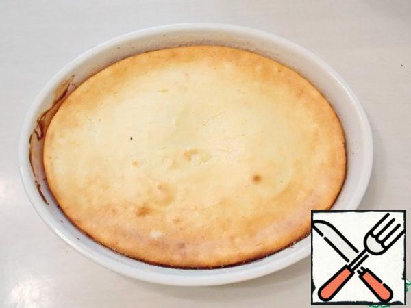 Bake our base in a hot oven, at a temperature of 170 degrees, for 30 minutes.