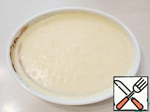We take out our base and pour the sour cream mass.
