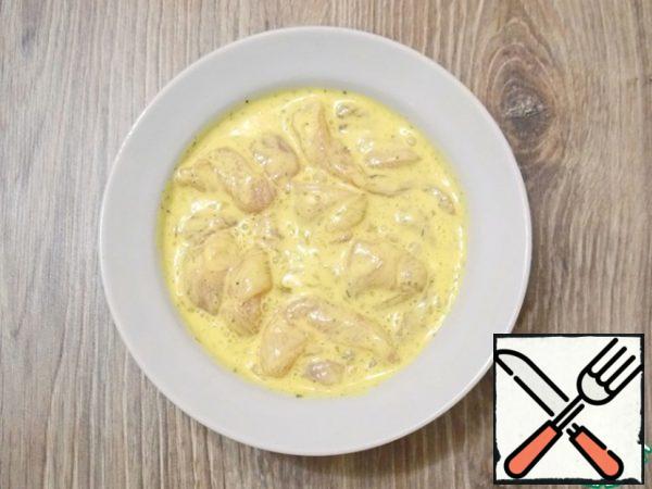 Put the chicken strips in the egg-mayonnaise mixture and leave for 20 minutes.
