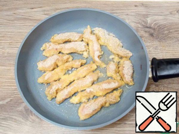 Pour oil into a frying pan and heat over medium heat. Then take out the strip and breaded in breadcrumbs. It is best to take them very finely ground. Put it in the pan.