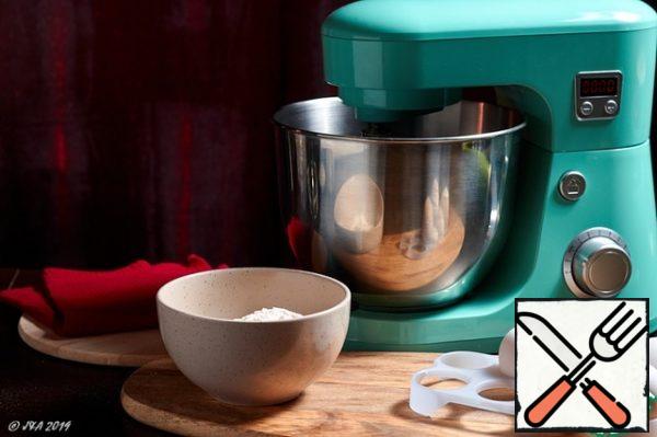Mix the flour and sift, put the water and oil on the stove and bring the mixture to a complete dissolution of the oil in it.
Do not let it boil for a long time, otherwise some of the liquid will evaporate, and this will affect the quality of the dough.