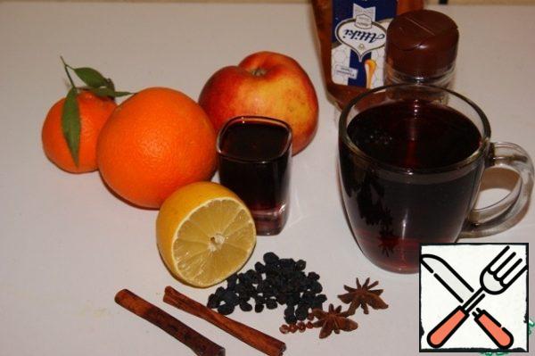 Prepare the ingredients for the mulled wine.
