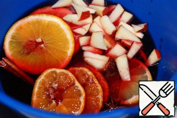 Cut the orange, tangerine and lemon into slices. Cut the apples into pieces.
Mix the juice, syrup, spices (except cinnamon), raisins, citrus fruits and apples and mix.
Heat to 80-90 °C, but do not bring to a boil. Add honey.
Pour into a container with a lid and let it brew a little.
