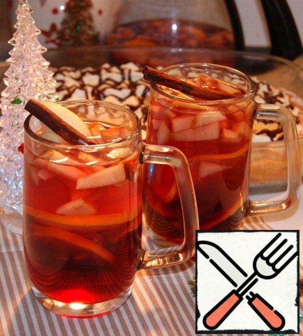 Serve with a cinnamon stick and apple slices.
The husband can splash 1 tablespoon of cognac (rum or whiskey) and add pink pepper.
