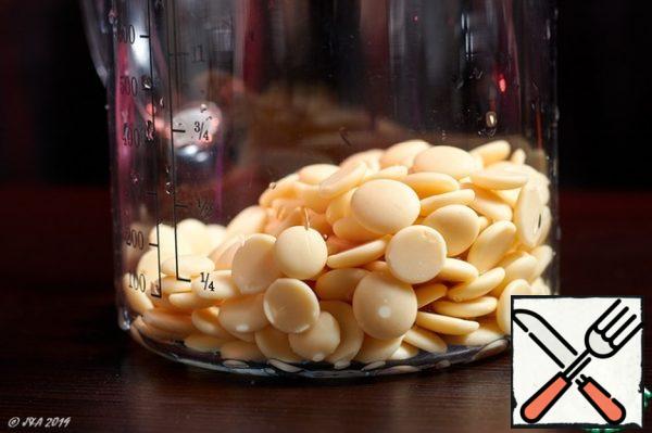 Prepare white chocolate. cut it as small as possible. Or take a ready-made dish in callets.
