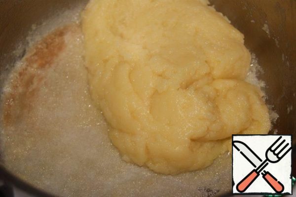 Knead the dough before rolling it into a ball. Another signal for me is a slightly burnt bottom of the pan.