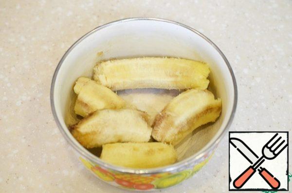 You need a ripe banana. Peel it and cut it into pieces.