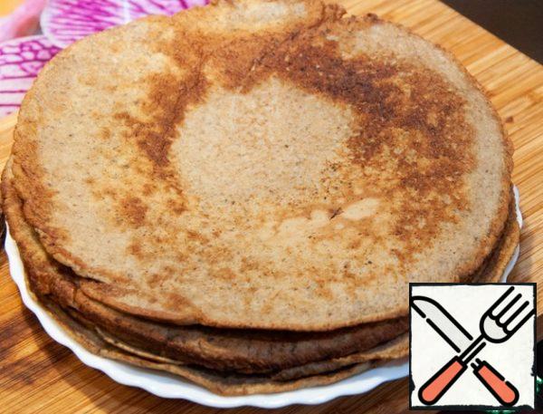 From the resulting mass, fry liver pancakes in a preheated frying pan, greased with vegetable oil. Fry the pancakes on both sides for 1.5-2 minutes.