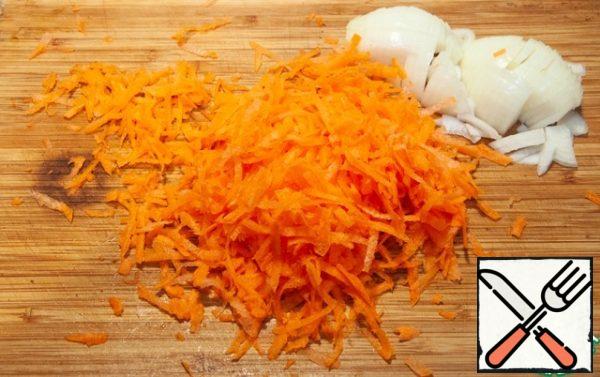 Cut the onion into half rings, grate the carrots on a coarse grater.

