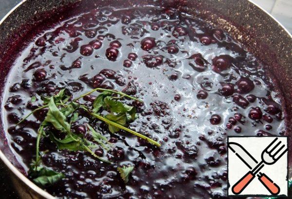 In a frying pan, melt the butter, add warm water and sugar, mix well. Add the berries and cook over medium heat for 15 minutes, the mixture should constantly boil. Put the dried mint, ground black pepper and cook for another 3-5 minutes so that the spices reveal their flavor.