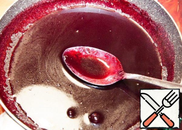 Remove the pan from the heat, pour the mixture onto a sieve and strain with a spoon to remove all the pulp and waste from the mint. Put it back on the stove to warm up and add gelatin. Follow the instructions on the packaging of your gelatin.
