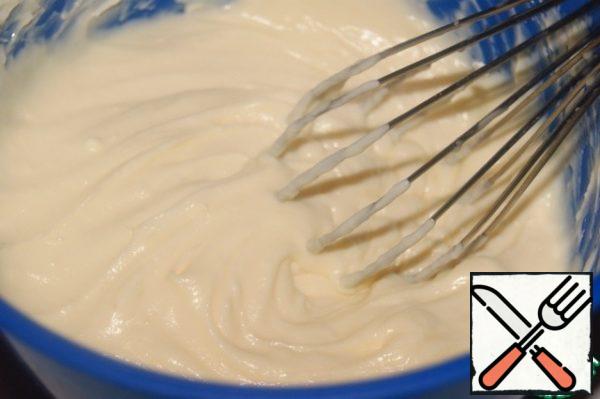 Beat everything with a whisk.
P.S. If there is no instant pudding, cook the usual in this amount of milk, cool and continue with the recipe.
I'm not a fan of ready-made creams, but in this case, the pudding fit just perfectly, and the cooking time was reduced.