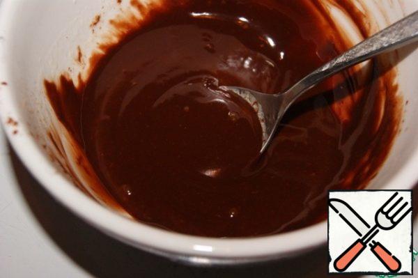Put the chocolate in the creamy mixture and mix until smooth. Cool.